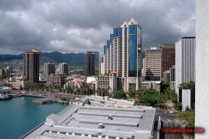 thekumachan_Picture_North_from_Aloha_tower_5-27-01